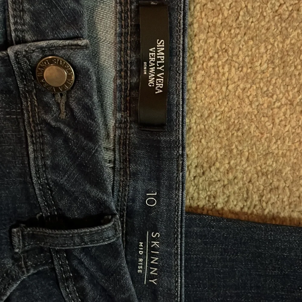 Women’s simply Vera Wang skinny jeans - Picture 3 of 3